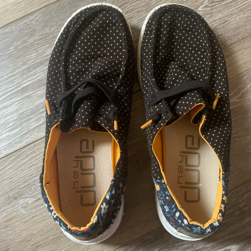 Hey dude slip on size 6